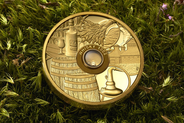 Złota moneta z najstarszą whisky na świecie