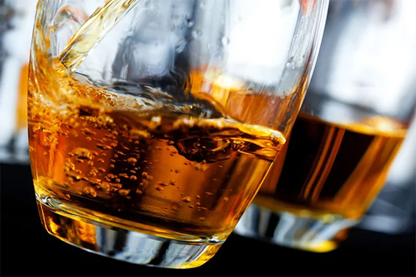 Przykłady naginania zasad przez twórców whisky.